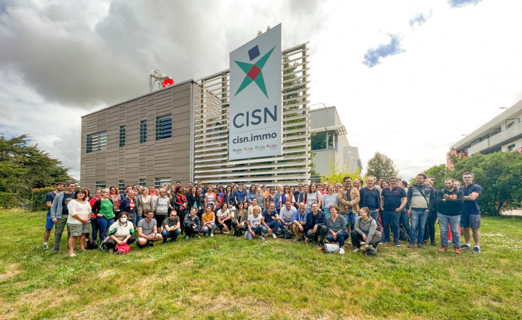 Les équipes CISN devant le siège social